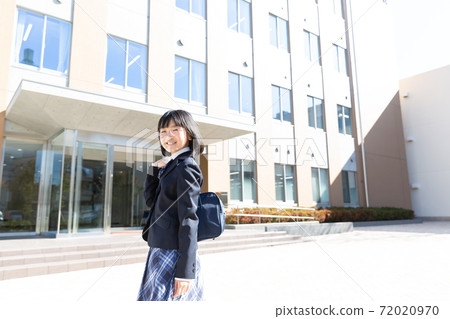 Women's junior high school students going to school 72020970