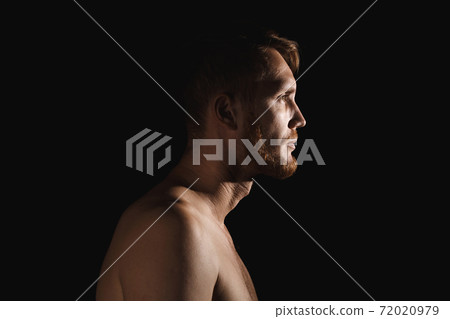 Portrait of a man in profile. 72020979