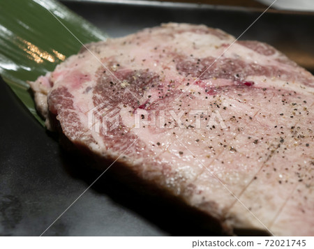 Juicy high-class Japanese black beef roasted in a roaster Kobe beef Tajima beef [thick sliced beef tongue] 72021745