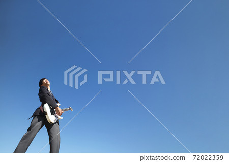 彈電吉他的高中男孩戶外反對藍天 彈電吉他的高中男孩戶外反對藍天 72022359