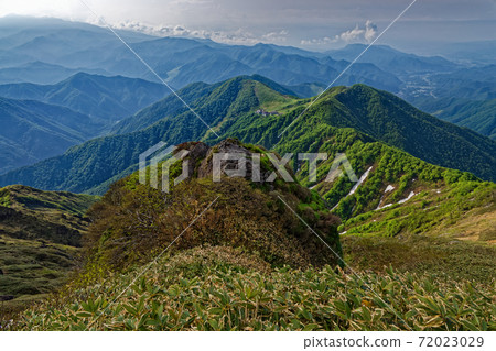 谷川岳/西九郎嶺藏河岩和鮮綠色的天神嶺 谷川岳/西九郎嶺藏河岩和鮮綠色的天神嶺 72023029