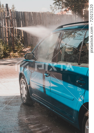 Car wash, rinse with excess water and foam on the car, clean on a wet car. Car wash, rinse with excess water and foam on the car, clean on a wet car. 72023120