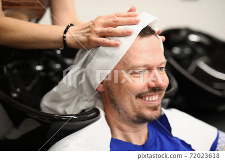 Master washes his head in barbershop closeup Master washes his head in barbershop closeup 72023618