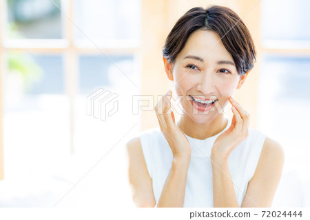 Beauty image of middle-aged women 72024444