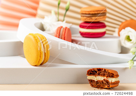 Cake macaron or macaroon on green background 72024498