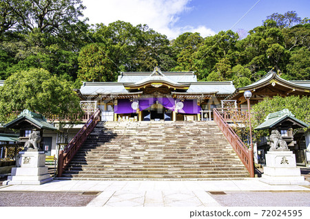 Suwa Shrine, which is known as "Osuwa-san" Suwa Shrine, which is known as "Osuwa-san" 72024595
