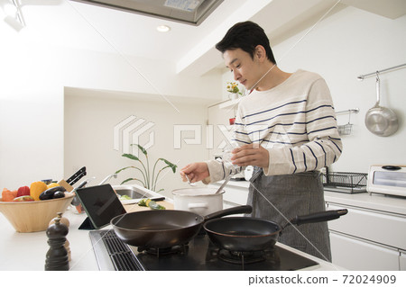 Man's cooking kitchen 72024909