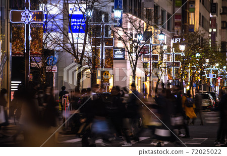 Tokyo cityscape of Japan Corona-stricken Tokyo, Ginza. View of the tree-lined street exit = November 27, 2020 72025022