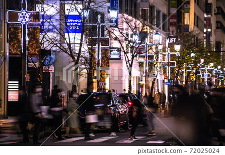 Tokyo cityscape of Japan Corona-stricken Tokyo, Ginza. View of the tree-lined street exit = November 27, 2020 72025024