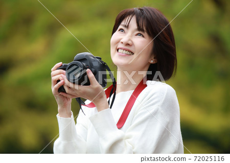 一個女人拍一張照片 72025116