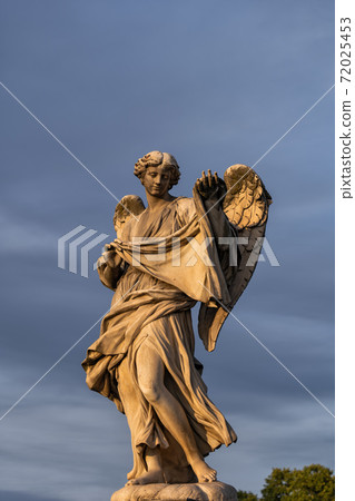 Angel With The Sudarium Statue 72025453