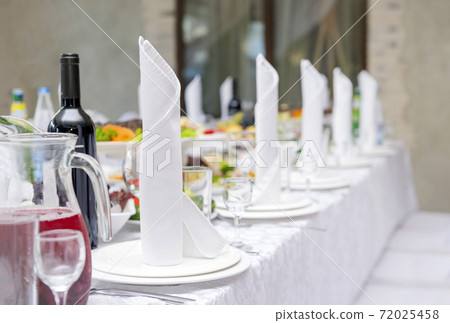 white napkins on the Banquet table 72025458