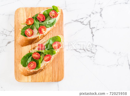 bread with rocket and tomatoes 72025938