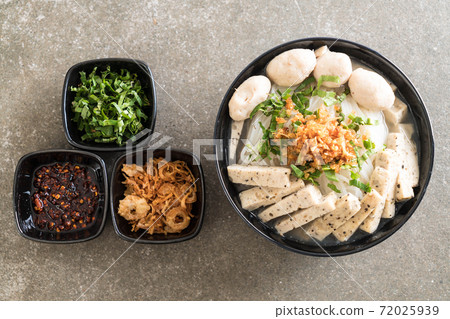 Vietnamese noodles (pho) 72025939