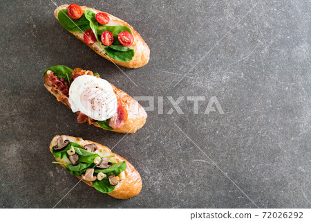 bread with rocket mushroom, rocket tomatoes and bacon egg 72026292