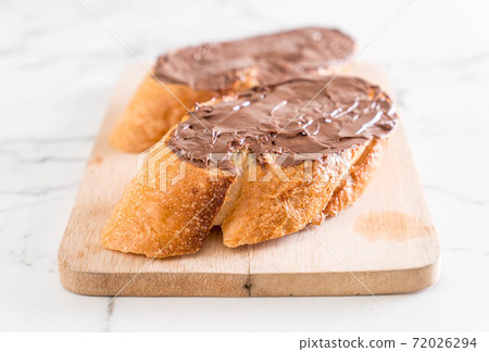 bread with chocolate hazelnut spread 72026294