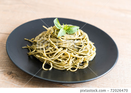 Spaghetti with basil pesto 72026470