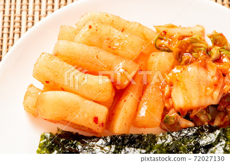 什錦泡菜和韓國海藻,重點放在蘿蔔泡菜(kakuteki)上。 什錦泡菜和韓國海藻,重點放在蘿蔔泡菜(kakuteki)上。 72027130