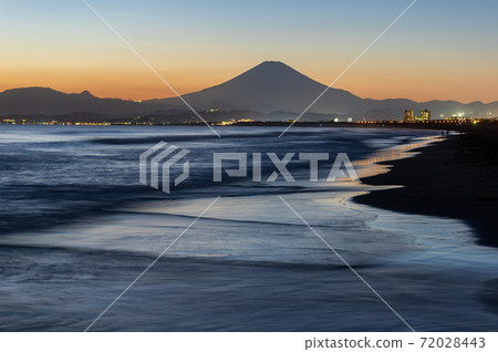 從湘南海岸到海灘和富士山的日落 從湘南海岸到海灘和富士山的日落 72028443