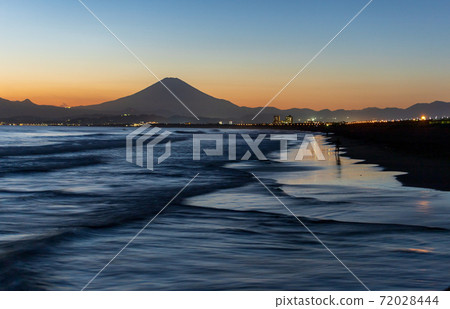 從湘南海岸到海灘和富士山的日落 72028444