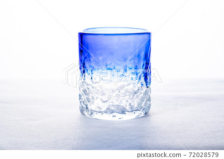 在白色背景上的藍色琉球玻璃 72028579