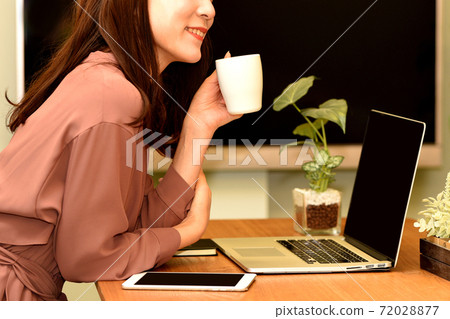 操作筆記本電腦的女人 72028877