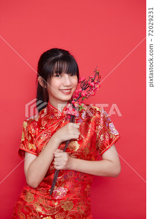 Asian women in red traditional Chinese dress Asian women in red traditional Chinese dress 72029231