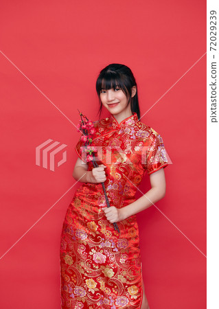 Asian women in red traditional Chinese dress 72029239