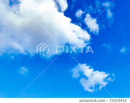 藍天和白色雲彩 藍天和白色雲彩 72029452