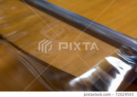 Replacing the tablecloth 72029503