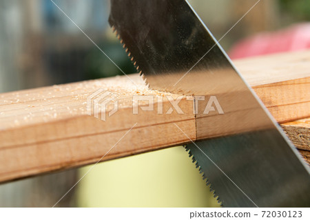 在用鋸子切割木板的過程中 72030123