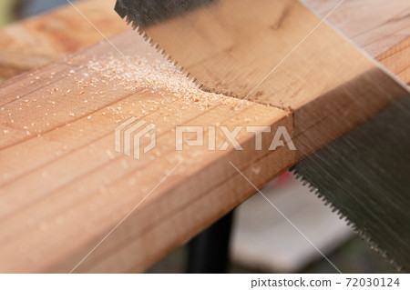 在用鋸子切割木板的過程中 72030124