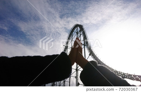 High five while the child looks up at Jetstar! 72030367