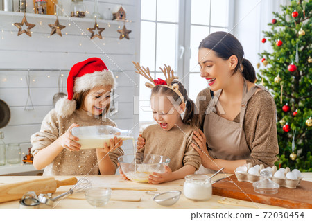 Cooking Christmas food 72030454