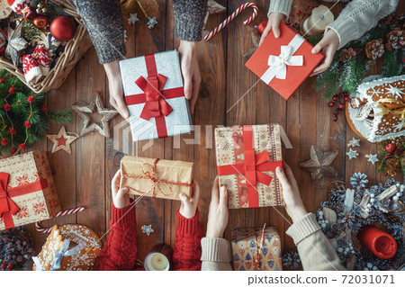 Xmas family traditions 72031071