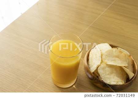 Image of snacks (potato chips, orange juice) 72031149