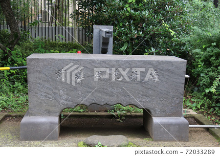 Senzokuike Park in Minamisenzoku, Ota-ku, Tokyo, a stone monument in front of Katsu Kaishu's grave 72033289