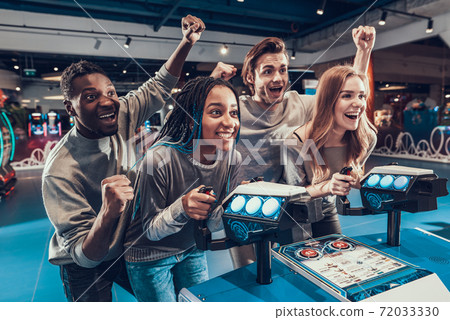 Men play entertaining games with girls. Men play entertaining games with girls. 72033330