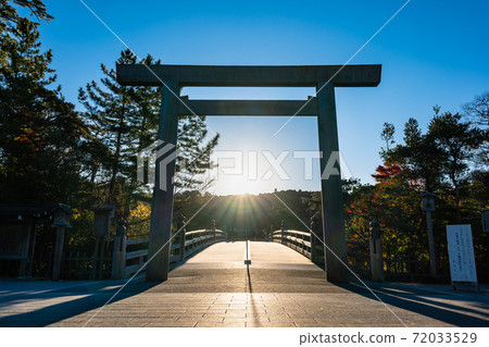 從伊勢神宮奈久宇治橋牌坊升起的朝日 72033529