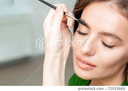 Eyebrows makeup for woman. Eyebrows makeup for woman. 72033668