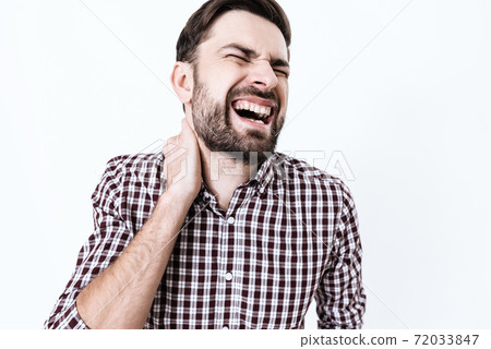The man feels severe pain in the neck.  72033847