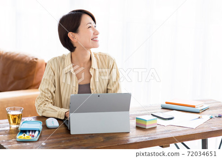 Middle business woman teleworking at home 72034651