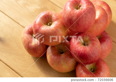 Apples lined up on the flooring (November) Kotoku 72036606
