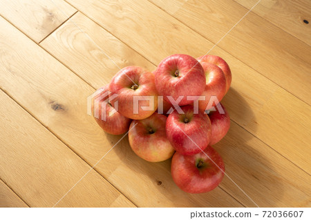 Apples lined up on the flooring (November) Kotoku Apples lined up on the flooring (November) Kotoku 72036607