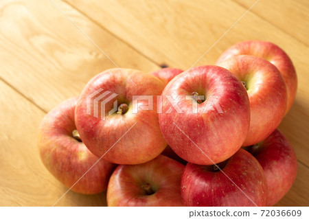 Apples lined up on the flooring (November) Kotoku Apples lined up on the flooring (November) Kotoku 72036609