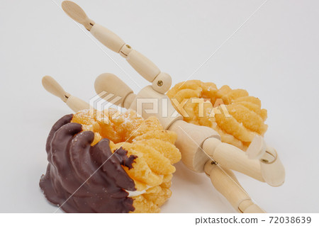 A drawing doll caught in a spinning donut 72038639