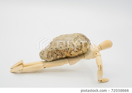 一個堅硬的繪畫娃娃，上面有一塊石頭 72038666