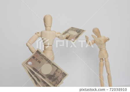 一個小人的玩偶要賺錢，一個人鞠躬接受 72038910