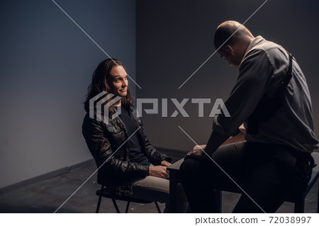 A police detective suspects a white man of committing a crime. Conducts an interrogation with the presentation of evidence in the interrogation room. 72038997