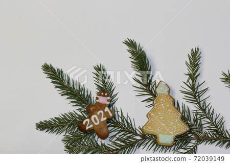 Christmas or winter composition. White background, gingerbread with a face mask with spruce branch decoration. Christmas background, Christmas, winter, new year concept. Flat lay, top view, copy space Christmas or winter composition. White background, gingerbread with a face mask with spruce branch decoration. Christmas background, Christmas, winter, new year concept. Flat lay, top view, copy space 72039149